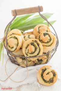 Bärlauch-Schnecken mit Parmesan sind ein toller Snack! Zum Grillen oder einfach nur so mit einem Dip Bärlauch-Schnecken sind ein toller Snack zwischendurch