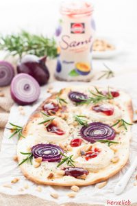 Flammkuchen mit Ziegenkäse, Pflaume und Pinienkerne Ziegenkäse und Pflaume ist eine traumhafte Kombination!