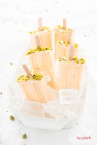 Meloneneis mit Honig und Pistazien - ein Rezept von herzelieb So schmeckt der Sommer! Meloneneis mit Honig und Pistazien nach einem Rezept von herzelieb