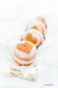 Rezept für Marzipan Whoopies - backen mit Liebe. herzelieb.de Kuchen zum Valentinstag, Geburtstag oder Muttertag - Marzipan Whoopie Pies von herzelieb