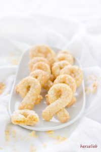 Eierkringel oder Berlinerkranser - Rezept für Kekse oder Plätzchen von herzelieb Rezept für Kekse aus dem Norden. Eierkringel aus Nordfriesland sind superzart und mürbe