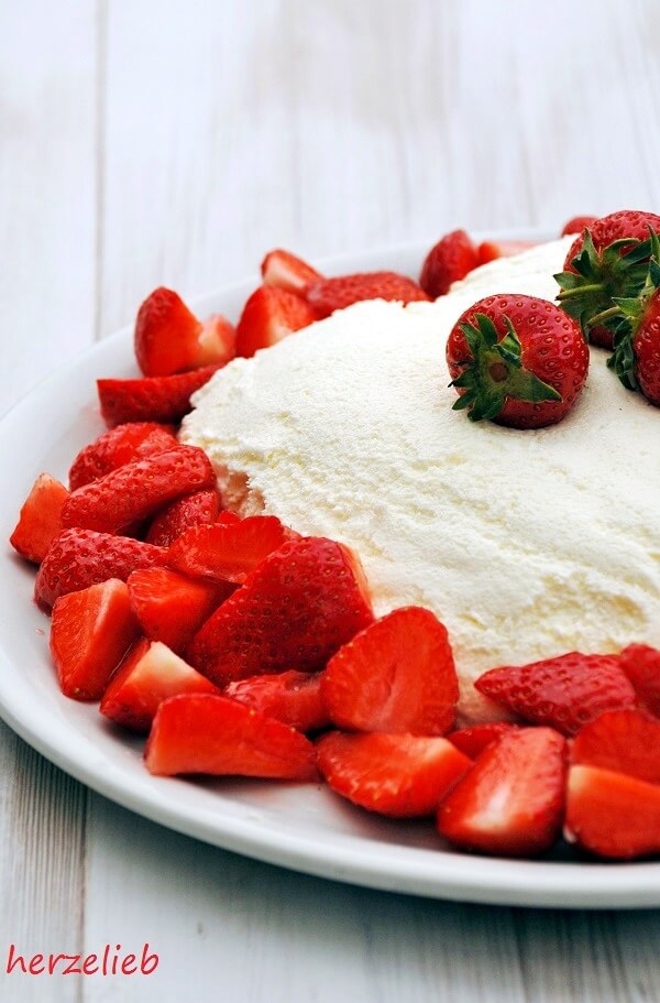 Joghurtbombe mit Erdbeeren - ein Fest für die Sinne - herzelieb