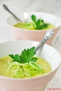 Kartoffelsuppe Rezept Lauch Porree Buttermilch Frischkäse Kartoffelsuppe mit Lauch. Gekocht mit Buttermilch und in diesem Rezept verfeinert mit Parmesan und Frischkäse.