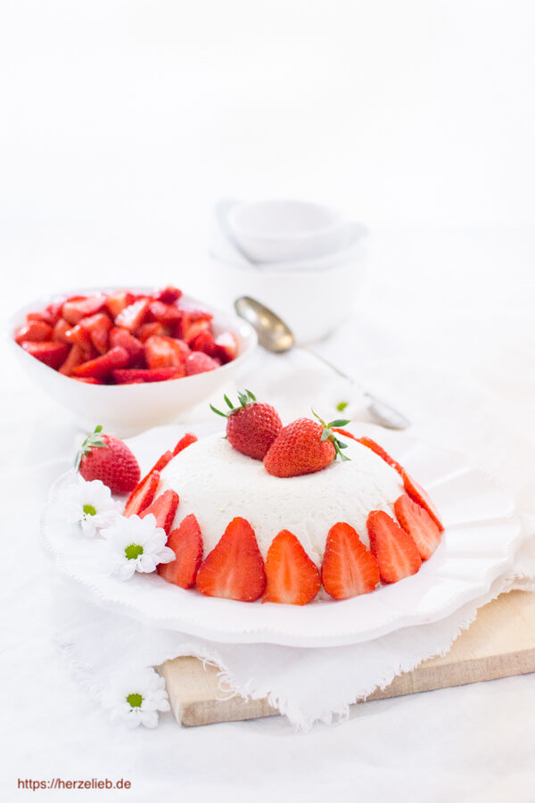Joghurtbombe mit Erdbeeren verziert von herzelieb