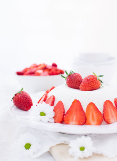 Joghurtbombe - Dessert mit Erdbeeren