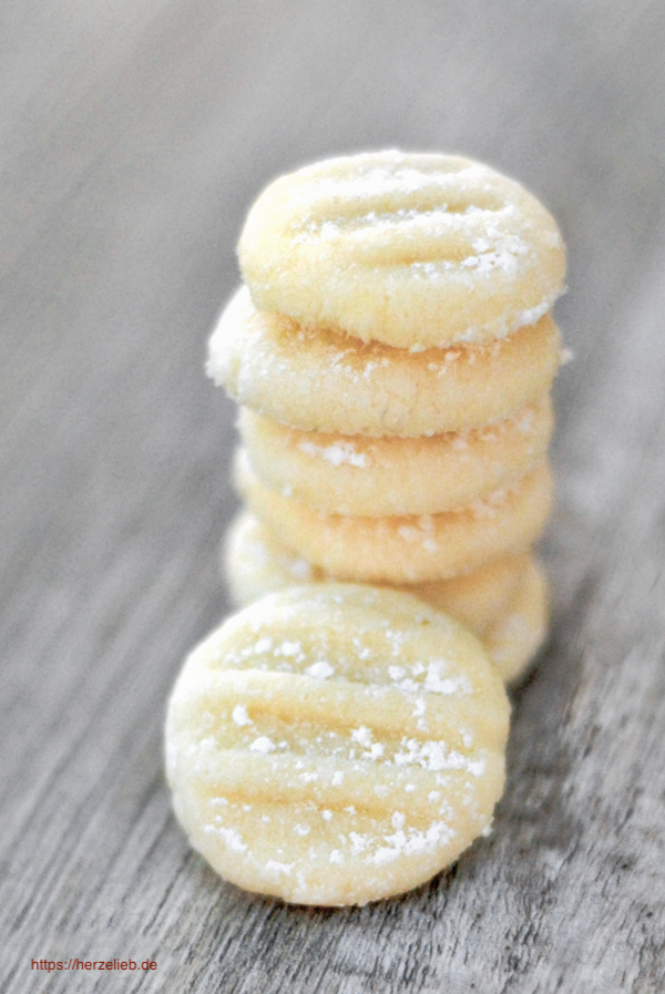 Schneeflöckchen backen mit dem Rezept  für die Kekse von herzelieb