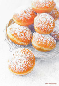 Berliner Rezept - so backst du einfach Kreppel, Krapfen, Pfannkuchen!