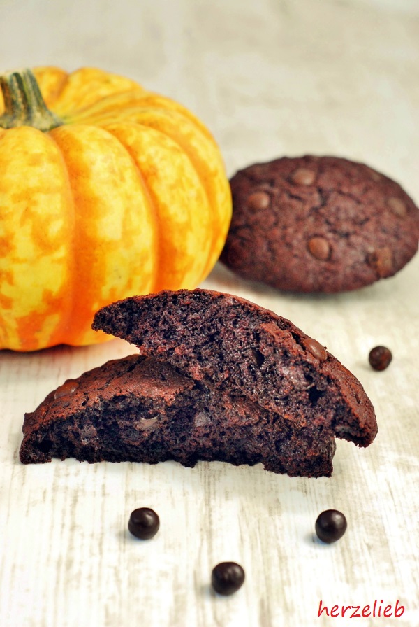 ein halbierte Keks nach einem Kürbiskeks Rezet von herzelieb. Gebacken mit Schokolade