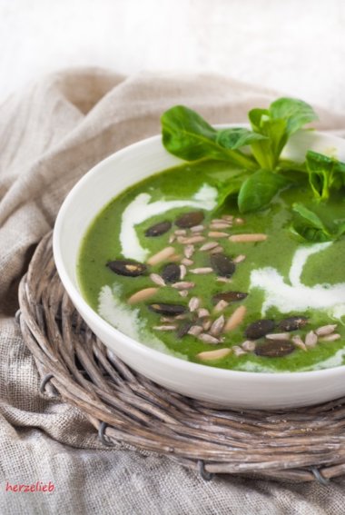 Broccoli-Feldsalat-Suppe mit Käse und Nüssen - Rezept mit Ei