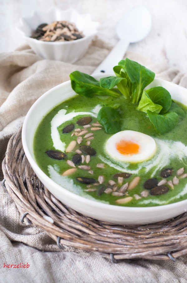 Broccoli-Feldsalat-Suppe mit Käse und Nüssen - Rezept mit Ei