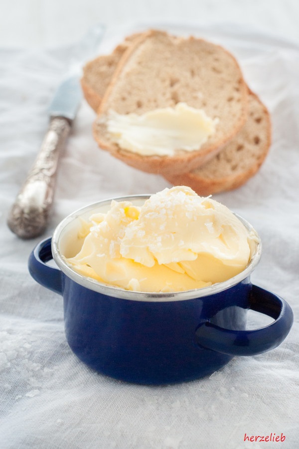Schwarzbier-Brot mit selbstgemachter Butter - herzelieb Schwarzbier-Brot mit selbstgemachter Butter - herzelieb