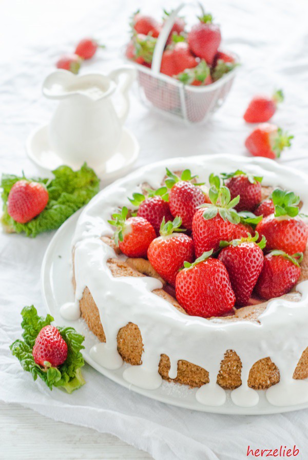 Dieser Erdbeer-Rhabarberkuchen wird mit einem ganz leichtem Rezept gebacken!
