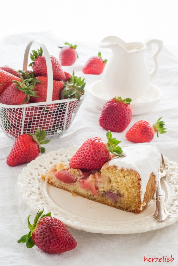 Erdbeer-Rhabarberkuchen - das einfachste Rezept