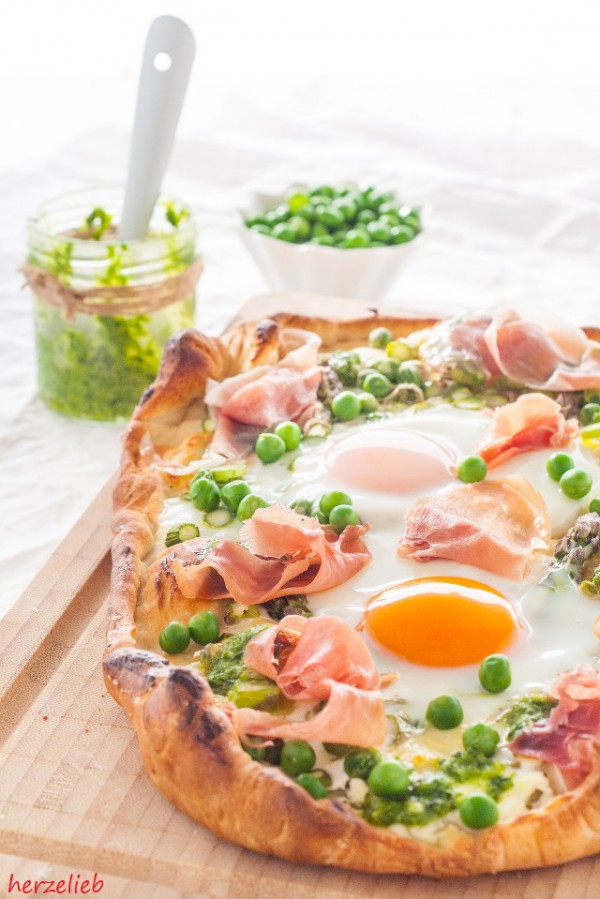 Spargel Pizza mit Erbsen, Speck und Ei