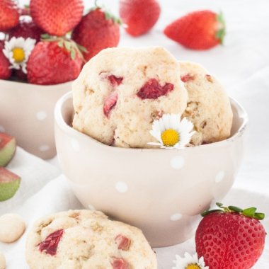 Rhabarber-Erdbeer-Kekse mit Macadamis schmecken nach Frühling!