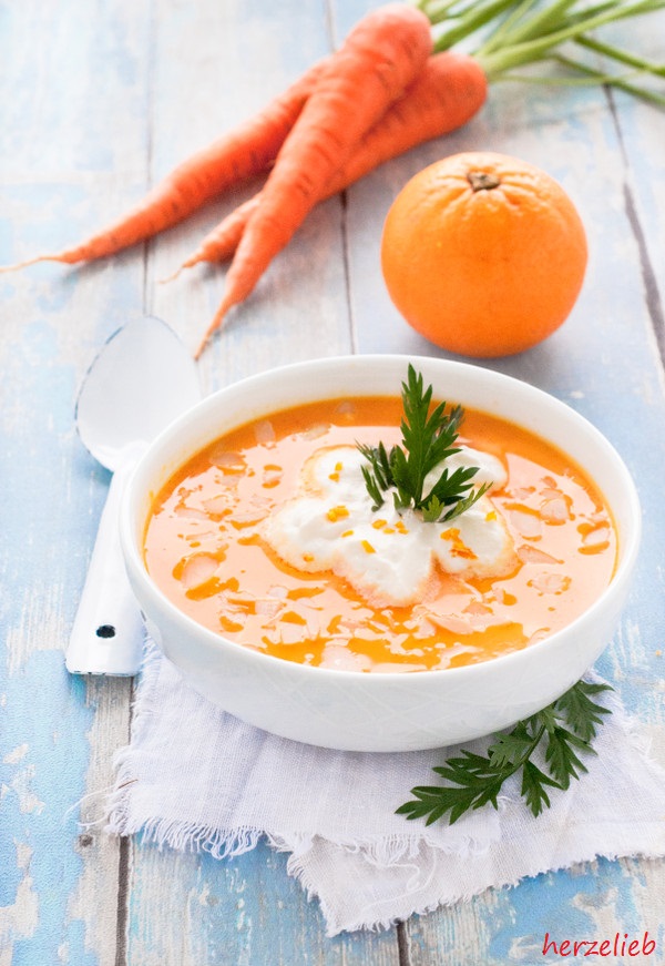 Karottensuppe Rezept - mit Orangen, Ingwer, Kurkuma und Honig - herzelieb