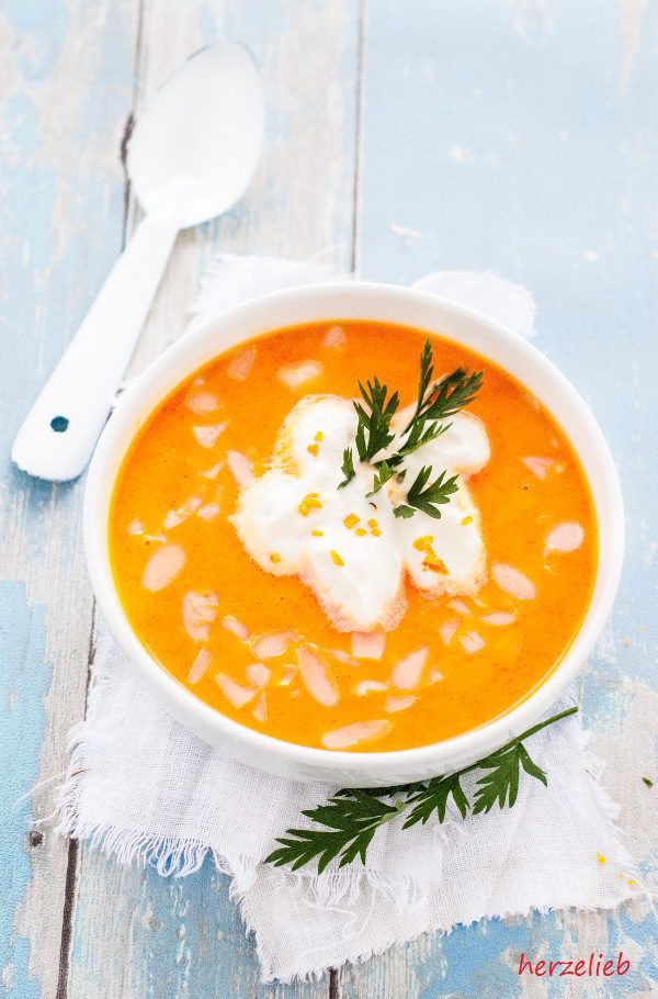 Zaubert Sommerfrische auf euren Tisch mit diesem Rezept für Karottensuppe mit Ingwer, Orangen und Honig!