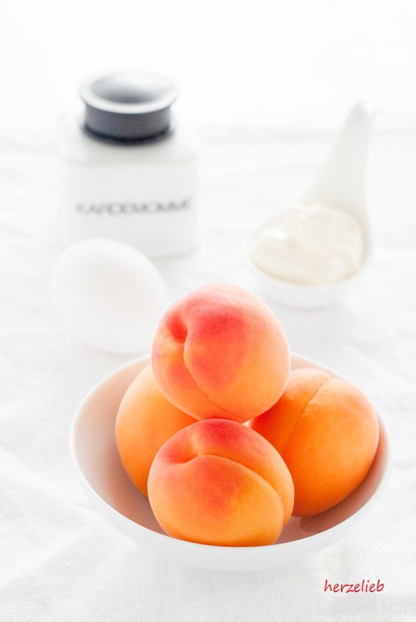 Einige Zutaten für den Aprikosenkuchen mit eingebackener Vanille-Creme