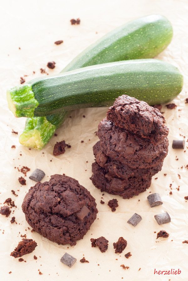 Zucchini-Kekse mit Schokolade nach diesem Rezept ganz einfach nachzubacken.