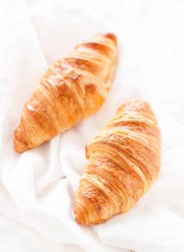 Französische Croissants, die übrig bleiben, kann man ganz einfach im Backofen aufknuspern!