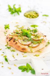 Recipe for pear pizza // Rezept Birnen Pizza // copyright by herzelieb // Diese Kuchenpizza lässt sich schnell zubereiten. Das Rezept ist einfach und schlicht.