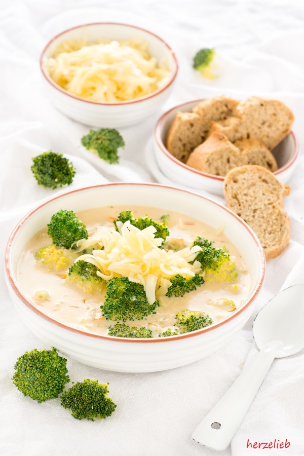 Cheese Soup with Broccoli Recipe // Käsesuppe mit Broccoli Rezept // copyright by herzelieb.