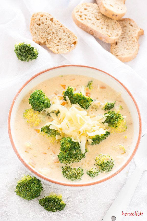 Cheese Soup with Broccoli Recipe // Käsesuppe mit Broccoli Rezept // copyright by herzelieb