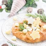 Leckeres Rezept für eine Adventsvorspeise - die Galette mit Zwiebeln, Birne und Weichkäse. Dieses Rezept enthält Werbung für Gèramont®