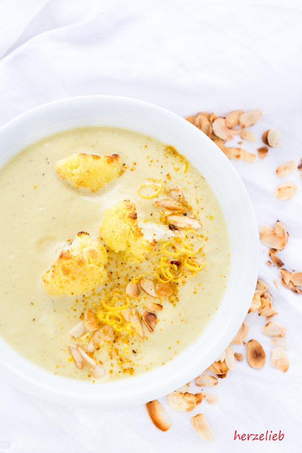 Es gibt viele Rezepte für Blumenkohlsuppe - mit Curry und Joghurt ist diese Blumenkohlsuppe von herzelieb absolut genial.