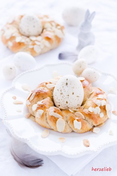 Kleine Osterkränze als Eierbecher - mit Marzipan im Teig