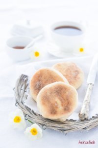 Leckere Toasties oder English Muffins! Einfach und leicht zu backen nach diesem Rezept von herzelieb.
