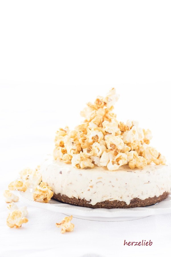 Caramel Eistorte Mit Popcorn Gerosteten Mandeln Eis Herzelieb