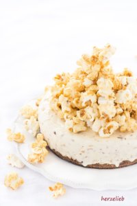 Rezept für eine Caramel Eistorte mit Popcorn und Mandeln von herzelieb.