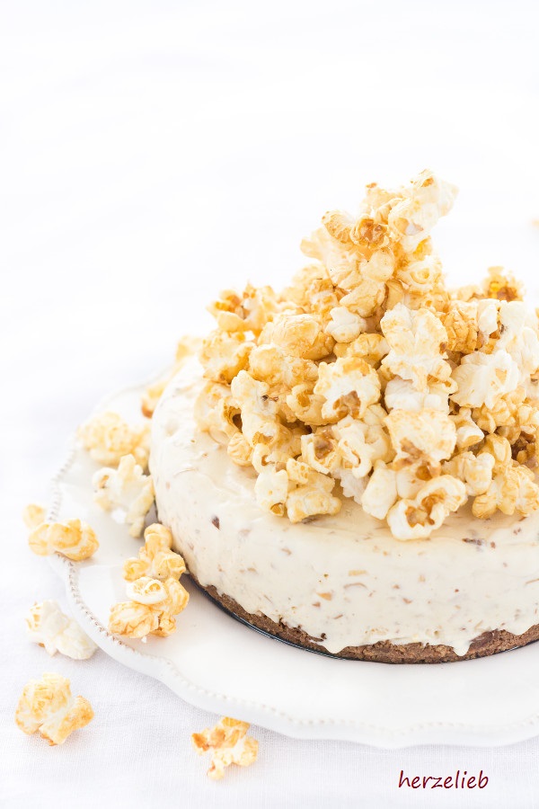 Caramel Eistorte Mit Popcorn Gerosteten Mandeln Eis Herzelieb