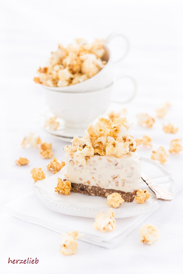 Caramel Eistorte Mit Popcorn Gerosteten Mandeln Eis Herzelieb