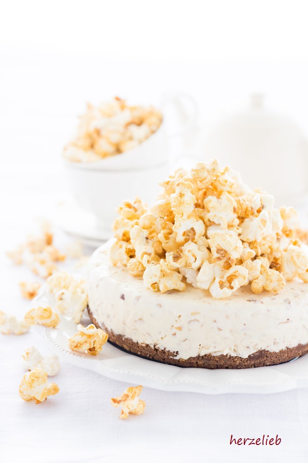 Caramel Eistorte Mit Popcorn Gerosteten Mandeln Eis Herzelieb