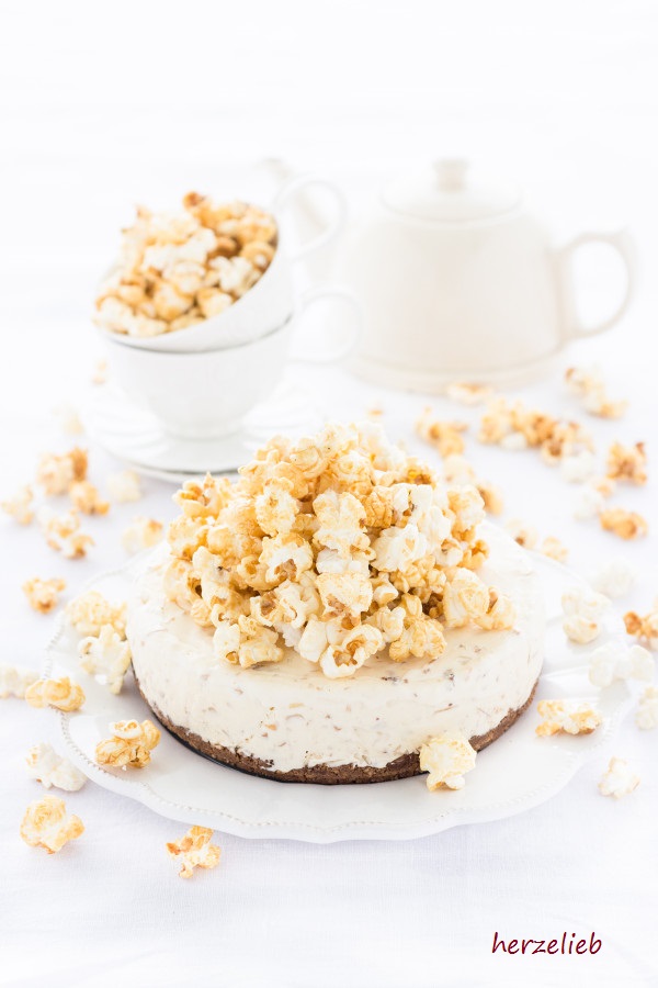 Caramel Eistorte Mit Popcorn Gerosteten Mandeln Eis Herzelieb