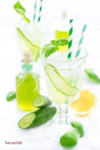 Gurkensirup schmeckt auch lecker im Sekt. Rezept zum Nachmachen!