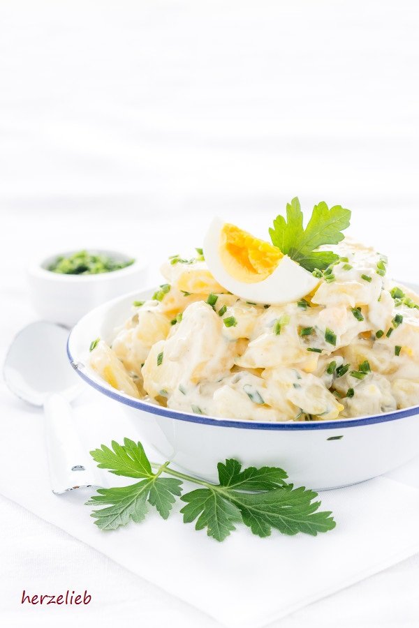 Wie von Mutti oder Oma schmeckt dieser Kartoffelsalat. Rezept von herzelieb