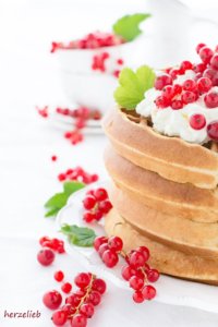 Wenn der Duft der Kondensmilch-Waffeln durchs Haus zieht, sind alle am Tisch. Bei herzelieb mit Sahne und Johannisbeeren