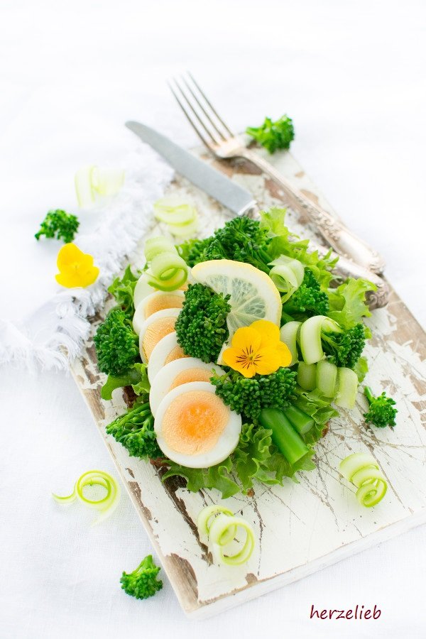Smørrebrød mit Broccolini und Ei - ein Rezept für ein vollständiges Mittagessen!