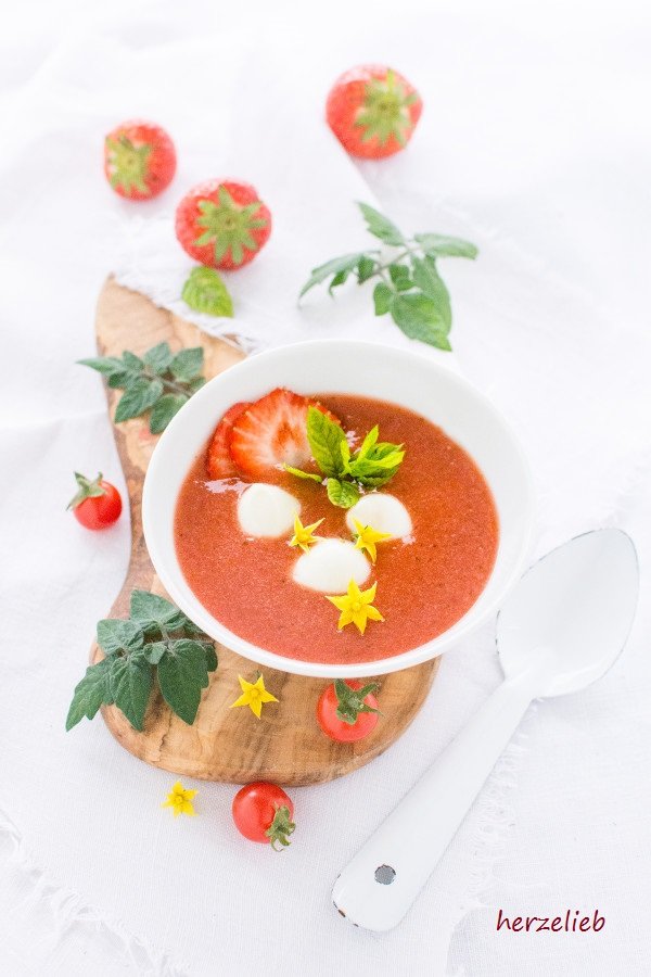 Leckere Tomaten-Erdbeersuppe mit Mozarella