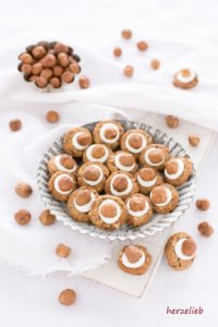 Ganz einfach sind diese Haselnuss Kekse zu backen. Rezept von herzelieb