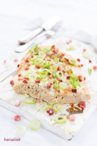 Hefeteig mit Roggen - dieses Ofenbrot ist richtig schön herzhaft. Ähnlich wie die Rahmfladen vom Mittelaltermarkt.