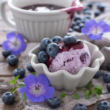 Heidelbeer-Joghurt-Eis mit Mascarpone und Blaubeerkompott - Rezept von herzelieb