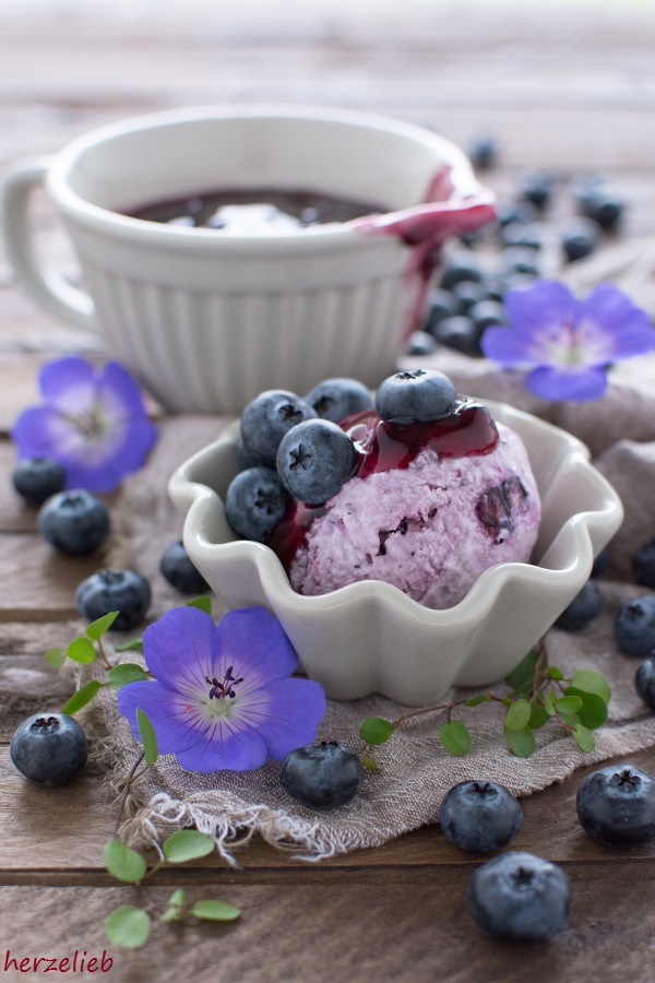 Heidelbeer-Joghurt-Eis mit Mascarpone und Blaubeerkompott - Rezept von herzelieb