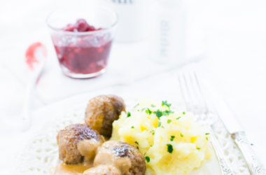 Köttbullar mit brauner Soße und Kartoffelbrei