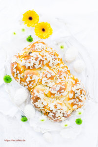 Osterzopf mit Eiern und Blumen