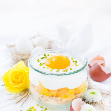 Spiegeleier Dessert zu Ostern mit Blumen und Eierschalen.