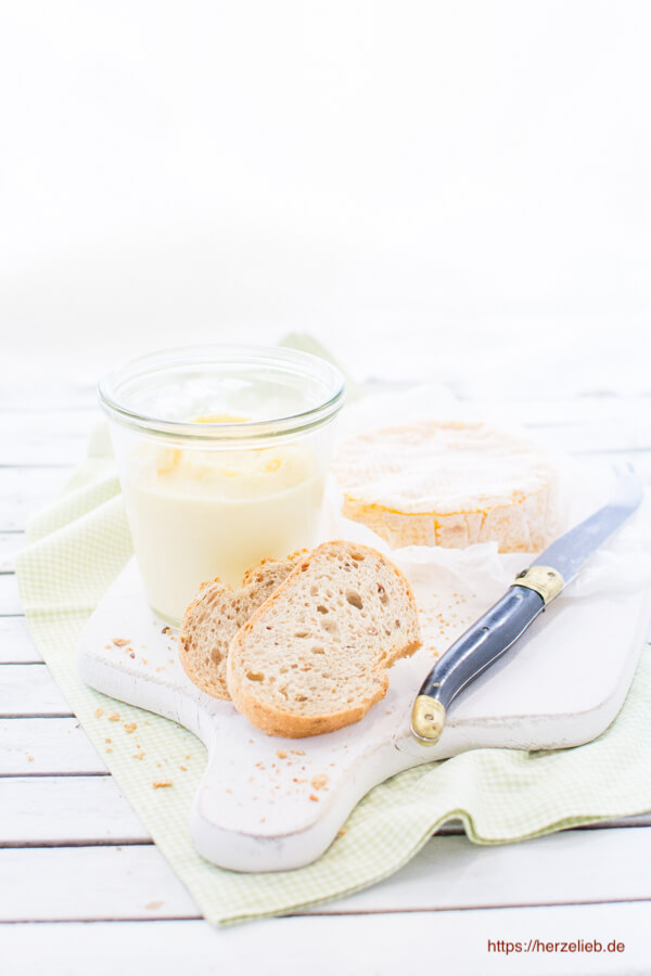 Camembert Creme im Glas mit Brot
